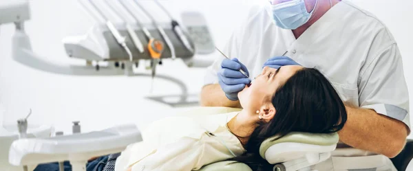 Zahnarzt Mit Patient Zahnarztstuhl Bietet Manipulationen Der Mundhöhle — Stockfoto