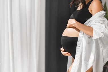 Evdeki güzel hamile kadın.