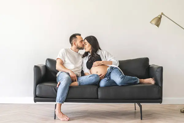 Těhotná Dvojice Sedí Gauči Obývacím Pokoji Stock Snímky