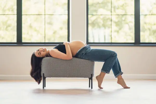 Těhotná Žena Ležící Židli Pokoji Ukazující Krásu Mateřství Relaxace Stock Obrázky
