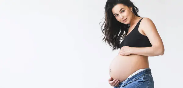 Een Zwangere Vrouw Die Staat Poseert Voor Een Foto Een Stockfoto