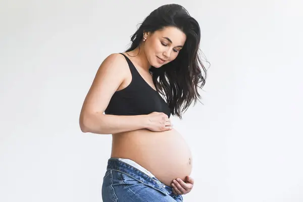 Těhotná Žena Černém Svršku Džínách Stojící Royalty Free Stock Fotografie