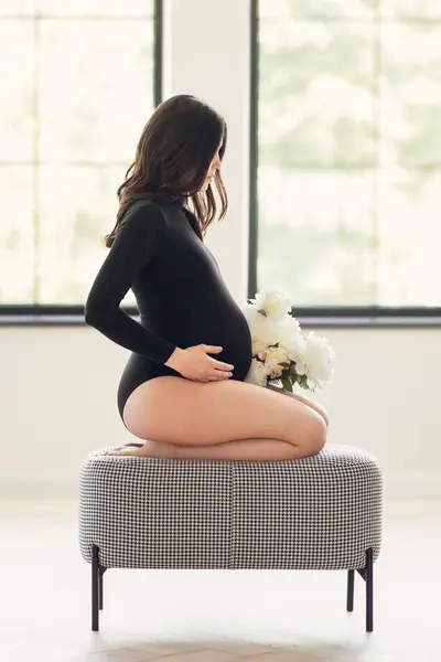 Una Mujer Embarazada Está Sentada Parte Superior Una Cama Mostrando Imagen De Stock