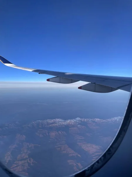 飛行機の窓からの空の眺め — ストック写真