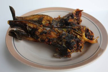 Tabakta kızarmış yayın balığı, beyaz arka plan.