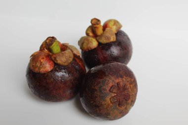 Üç mangosteens meyve izole beyaz zemin üzerine