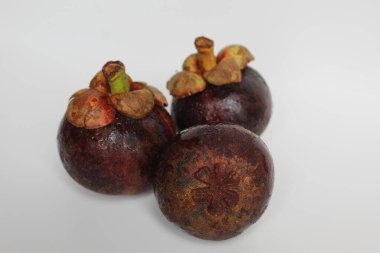 Üç mangosteens meyve izole beyaz zemin üzerine
