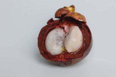 Mangosteen beyaz arka planda izole edildi. Dikey kesit veya yarıya indirgenmiş