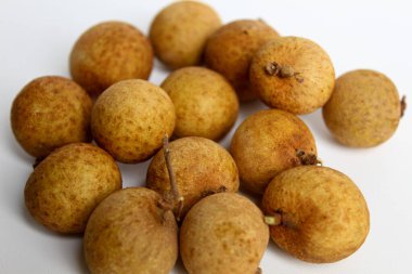 Beyaz arka planda izole edilmiş Longan meyvesi.