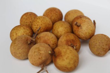 Beyaz arka planda izole edilmiş Longan meyvesi.