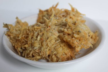 Kızarmış beyaz yem mi yoksa bebek ançüez balığı mı? Ya da Endonezya 'daki Teri Nasi. Beyaz arkaplanda izole