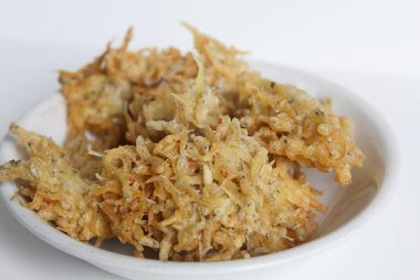 Kızarmış beyaz yem mi yoksa bebek ançüez balığı mı? Ya da Endonezya 'daki Teri Nasi. Beyaz arkaplanda izole