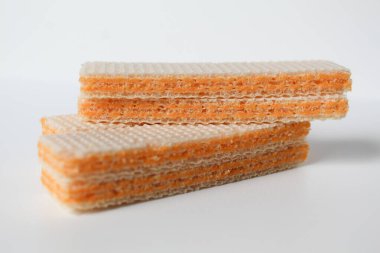 Beyaz arkaplanda izole edilmiş peynirli gofretler.