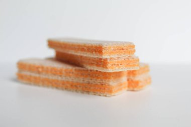 Beyaz arkaplanda izole edilmiş peynirli gofretler.