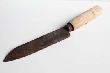 Geleneksel bıçak sapı, beyaz arka planda izole edilmiş.