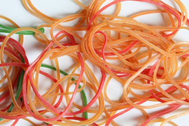 Renkli lastik bant yığını, beyaz arkaplanda izole