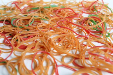 Renkli lastik bant yığını, beyaz arkaplanda izole