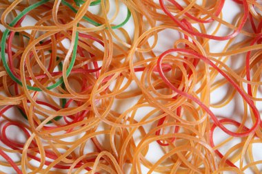 Renkli lastik bant yığını, beyaz arkaplanda izole