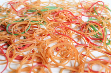 Renkli lastik bant yığını, beyaz arkaplanda izole