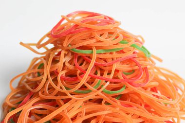 Renkli lastik bant yığını, beyaz arkaplanda izole