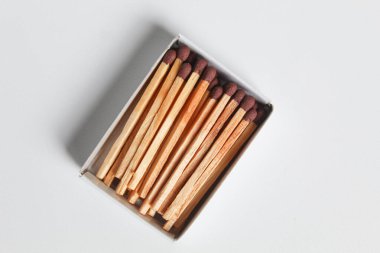 Beyaz arkaplanda izole edilmiş bir kutuda kibrit çöpü ya da eşleştir