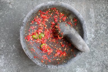 Endonezya 'dan gelme Sambal ya da geleneksel biber sosu. Taş havan ve tokmak ile yeni yapılmış. Kırmızı biber ve limondan yapılmış..