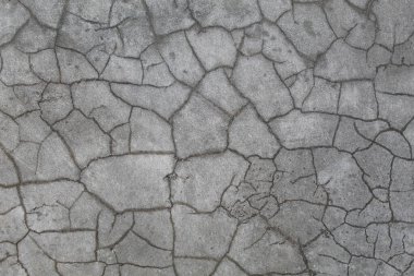 Beton duvarın dokusu doğrudan güneş ışığına ve havaya maruz kalıyor.