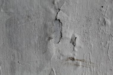 Islak olduğu için beyaz duvar boyası soyulmuş.