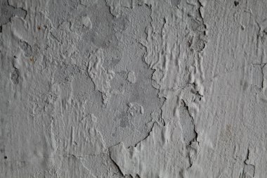 Islak olduğu için beyaz duvar boyası soyulmuş.