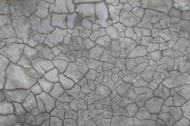 Beton duvarın dokusu doğrudan güneş ışığına ve havaya maruz kalıyor.