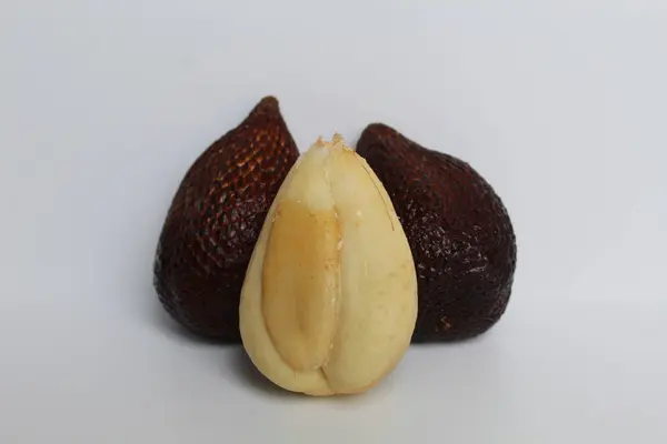 Soyulmuş ve soyulmamış yılan meyvesi ya da Salacca zalacca meyvesi, ya da salak, beyaz arka planda izole edilmiş.