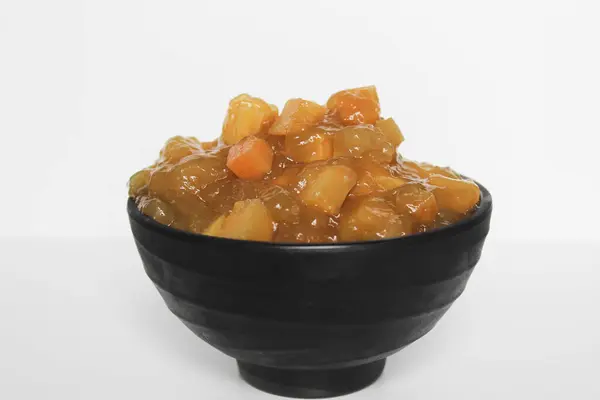 Bubur Telo adında Endonezya 'dan tatlı patates lapası. Beyaz arkaplanda izole