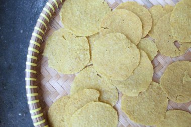 Kerupuk Nasi, Kerupuk Gendar veya Rice Crackers, kızarmadan önce. Endonezya 'dan yemek. Yuvarlak şekilli. Örülmüş bambu tepsisinde