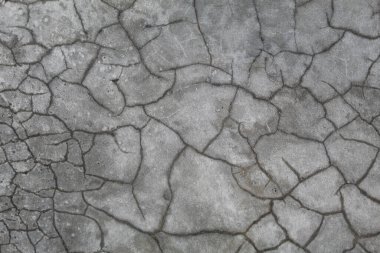 Beton duvarın dokusu doğrudan güneş ışığına ve havaya maruz kalıyor.