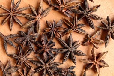 Kurumuş yıldız anason ya da ahşap arka planda Illicium verum. Düz ya da üst görünüm