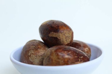 Kurutulmuş hindistan cevizi ya da Myristica parfümü tohumu ya da biji pala. Beyaz arkaplanda izole