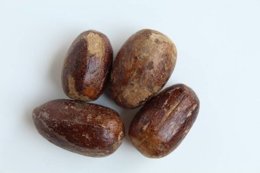 Kurutulmuş hindistan cevizi ya da Myristica parfümü tohumu ya da biji pala. Beyaz arka planda izole edilmiş. Düz ya da üst görünüm