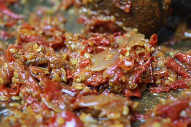 Sambal, kırmızı biber ve soğandan yapılmış, harç ve sopa ile ezilmiş bir Endonezya biber sosudur..