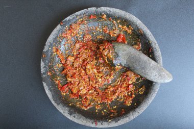 Sambal, kırmızı biber ve soğandan yapılmış, harç ve sopa ile ezilmiş bir Endonezya biber sosudur. Düz konum, üst görünüm veya genel görünüm