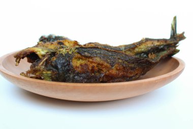 Tahta tabakta kızartılmış yayın balığı, beyaz arka planda izole edilmiş.