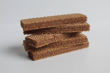 Üç parça çikolatalı gofret, beyaz arka planda izole edilmiş.