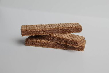 Üç parça çikolatalı gofret, beyaz arka planda izole edilmiş.