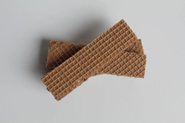 Üç parça çikolatalı gofret, beyaz arka planda izole edilmiş.