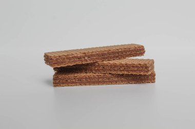 Üç parça çikolatalı gofret, beyaz arka planda izole edilmiş.