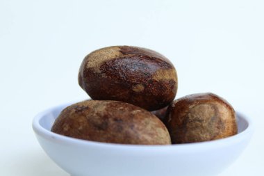 Kurutulmuş hindistan cevizi ya da Myristica parfümü tohumu ya da biji pala. Beyaz arkaplanda izole