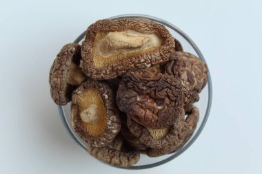 Kurutulmuş çeltik samanı mantarı, saman mantarı ya da şeffaf kasede Volvariella volvacea. Beyaz arka planda izole edilmiş. Düz ya da üst görünüm