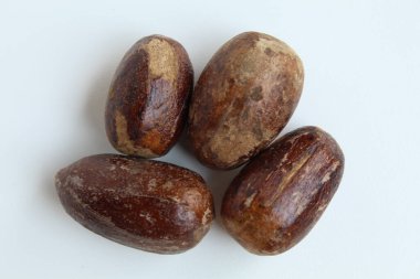 Kurutulmuş hindistan cevizi ya da Myristica parfümü tohumu ya da biji pala. Beyaz arka planda izole edilmiş. Düz ya da üst görünüm