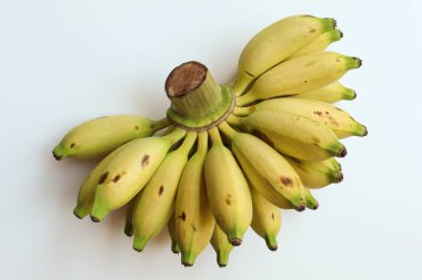 Bir tutam Lady Finger muzu, ya da bebek muzları, ya da pisang mas. Beyaz arkaplanda izole edilmiş