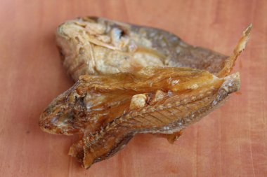 Ahşap zemin üzerinde tuzlanmış balık. Endonezya 'da gereh ya da ikan asin olarak bilinir.