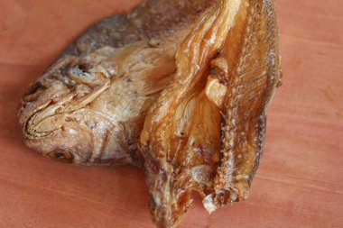 Ahşap zemin üzerinde tuzlanmış balık. Endonezya 'da gereh ya da ikan asin olarak bilinir.